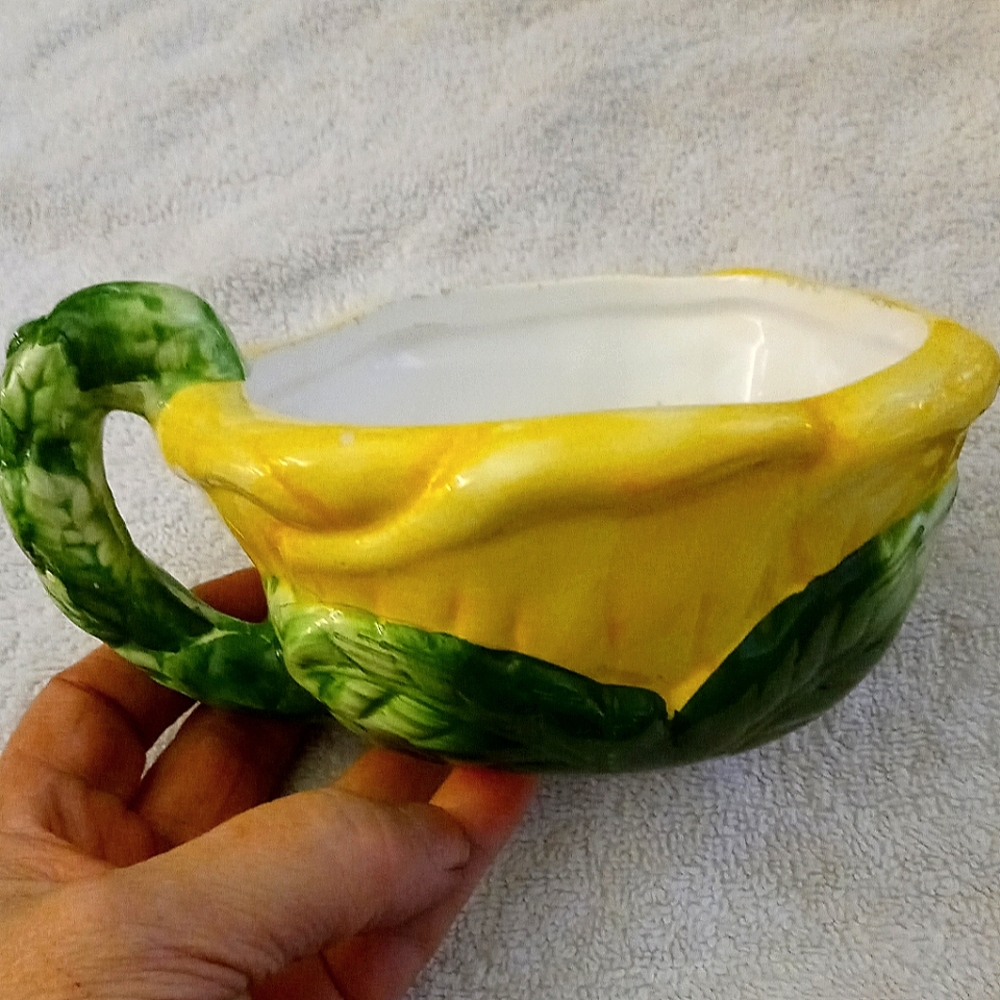 I've only seen 1 & it's this 1. Corn on leaf or shuck of corn bowl.